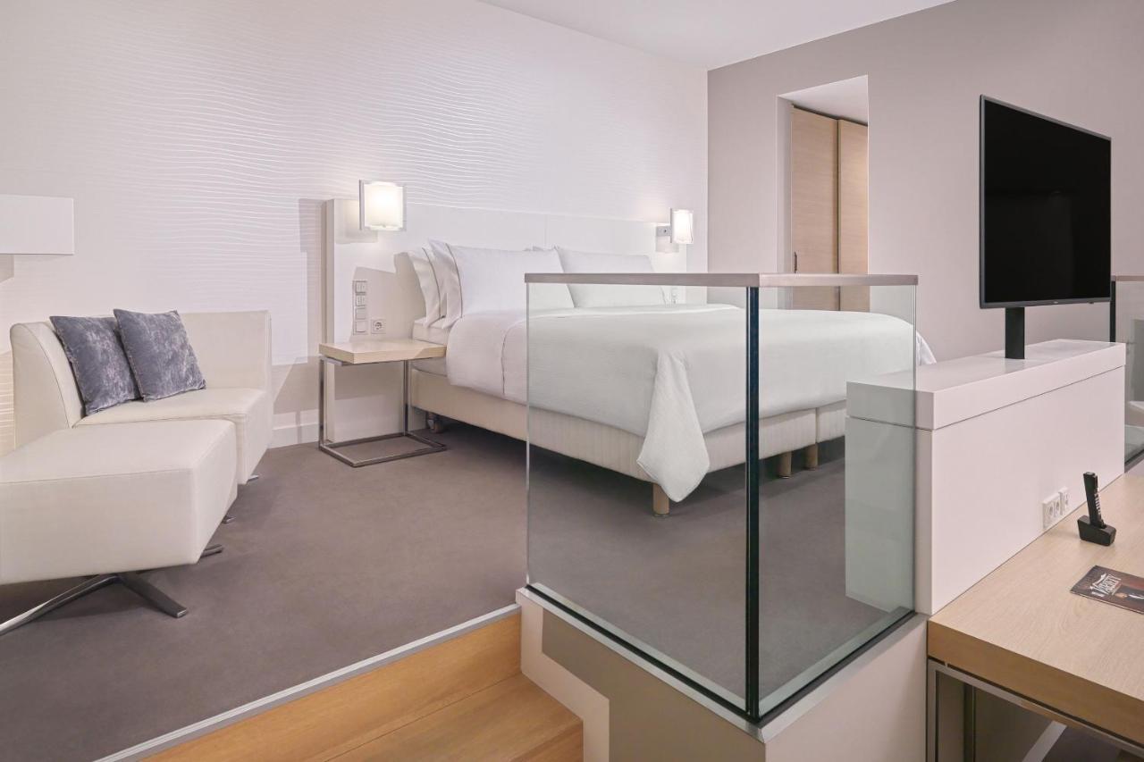 Panorama Suite City Water View